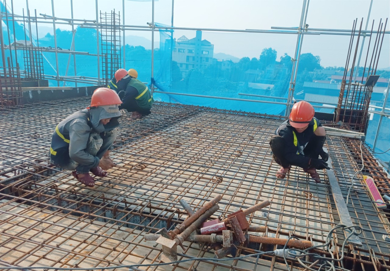 Tranh thủ thời tiết thuận lợi, các nhà thầu đẩy nhanh tiến độ thi công hạng mục công trình, dự án. d1.jpg