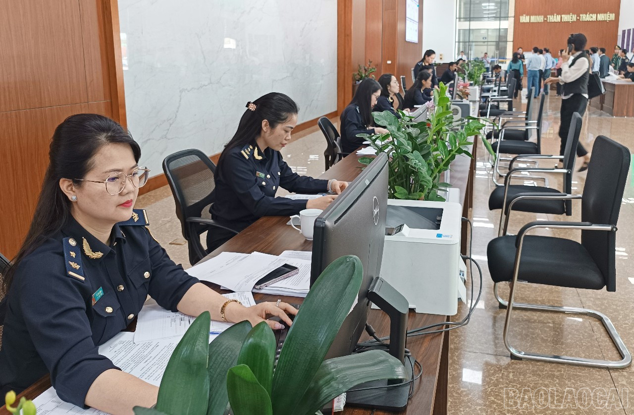Cán bộ Đội Hải quan Cửa khẩu Quốc tế Lào Cai tiếp nhận và giải quyết thủ tục hải quan cho doanh nghiệp. baolaocai-br_hq1.jpg