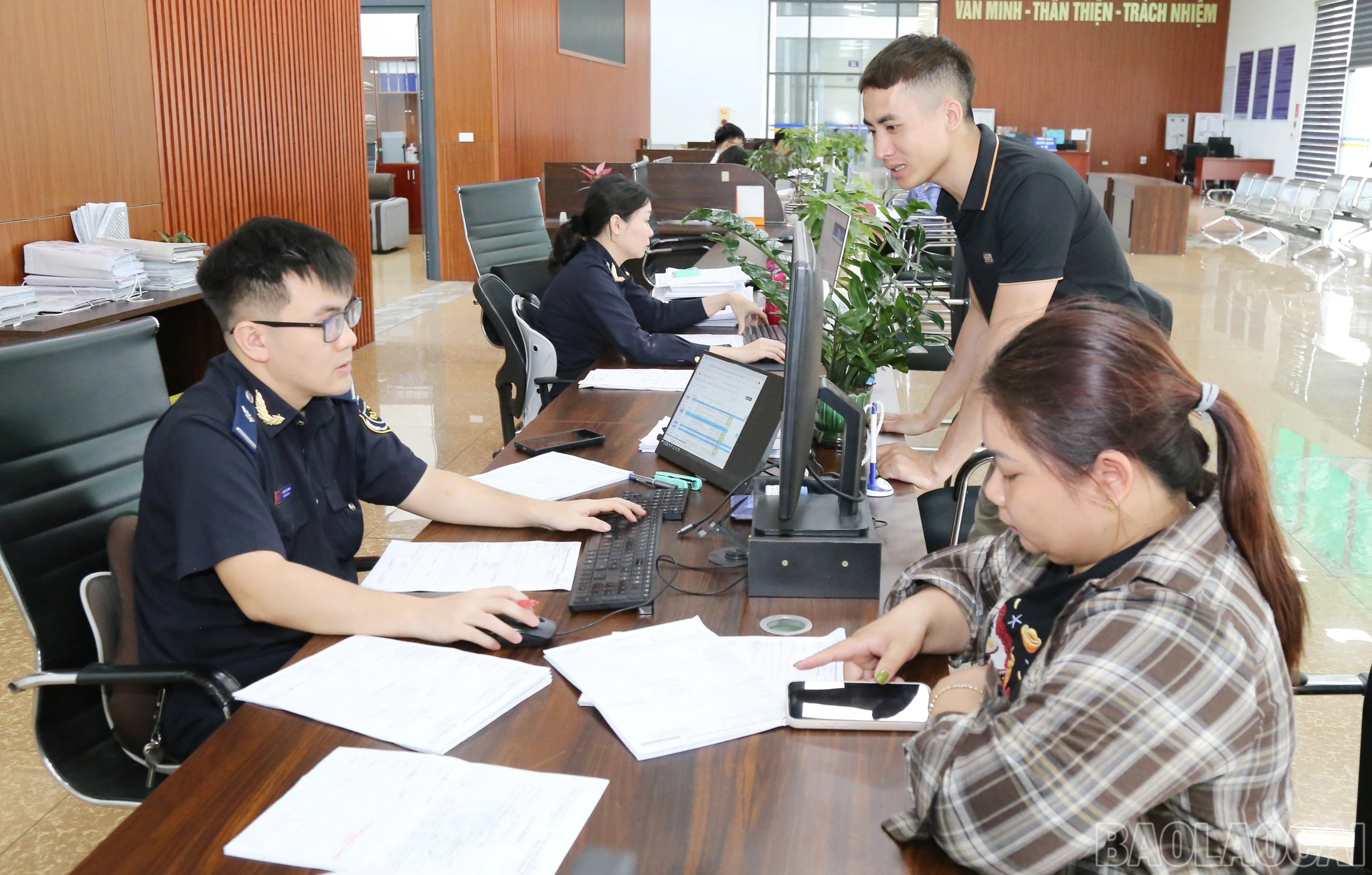 Công chức Chi cục Hải quan khu vực VII giám sát hoạt động thông quan hàng hóa tại Cửa khẩu Quốc tế đường bố số II Kim Thành.