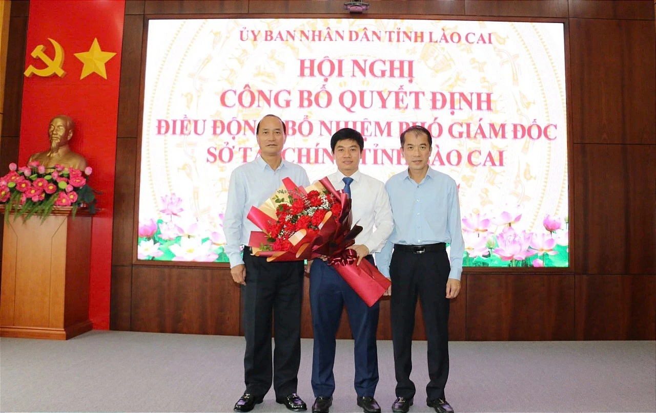 Lãnh đạo Sở Tài chính tặng hoa chúc mừng đồng chí Nguyễn Văn Hiệp.