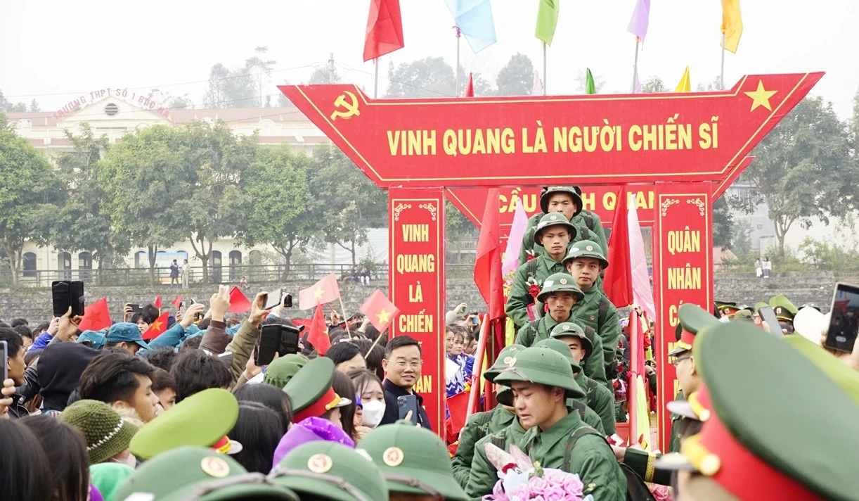 Các tân binh huyện Bắc Hà lên đường nhập ngũ.