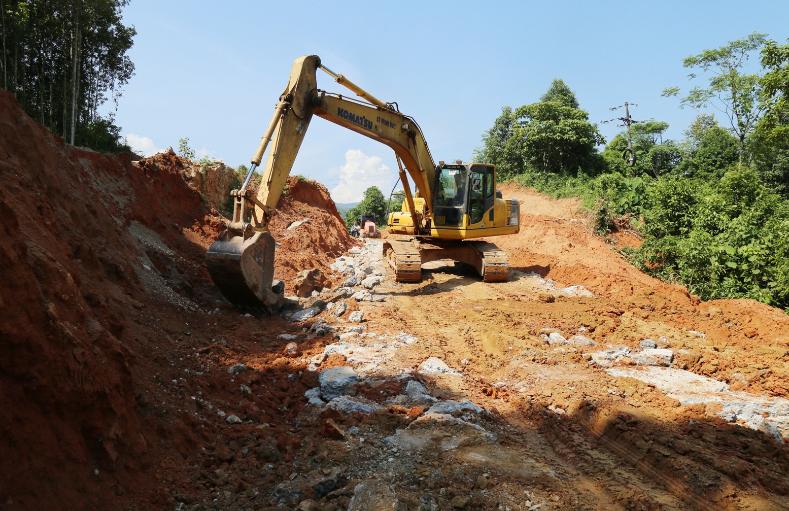 Các doanh nghiệp trong lĩnh vực giao thông, xây dựng đã và đang tham gia tích cực thực hiện các dự án, công trình để hoàn thiện hạ tầng đô thị, nông thôn. a27.jpg