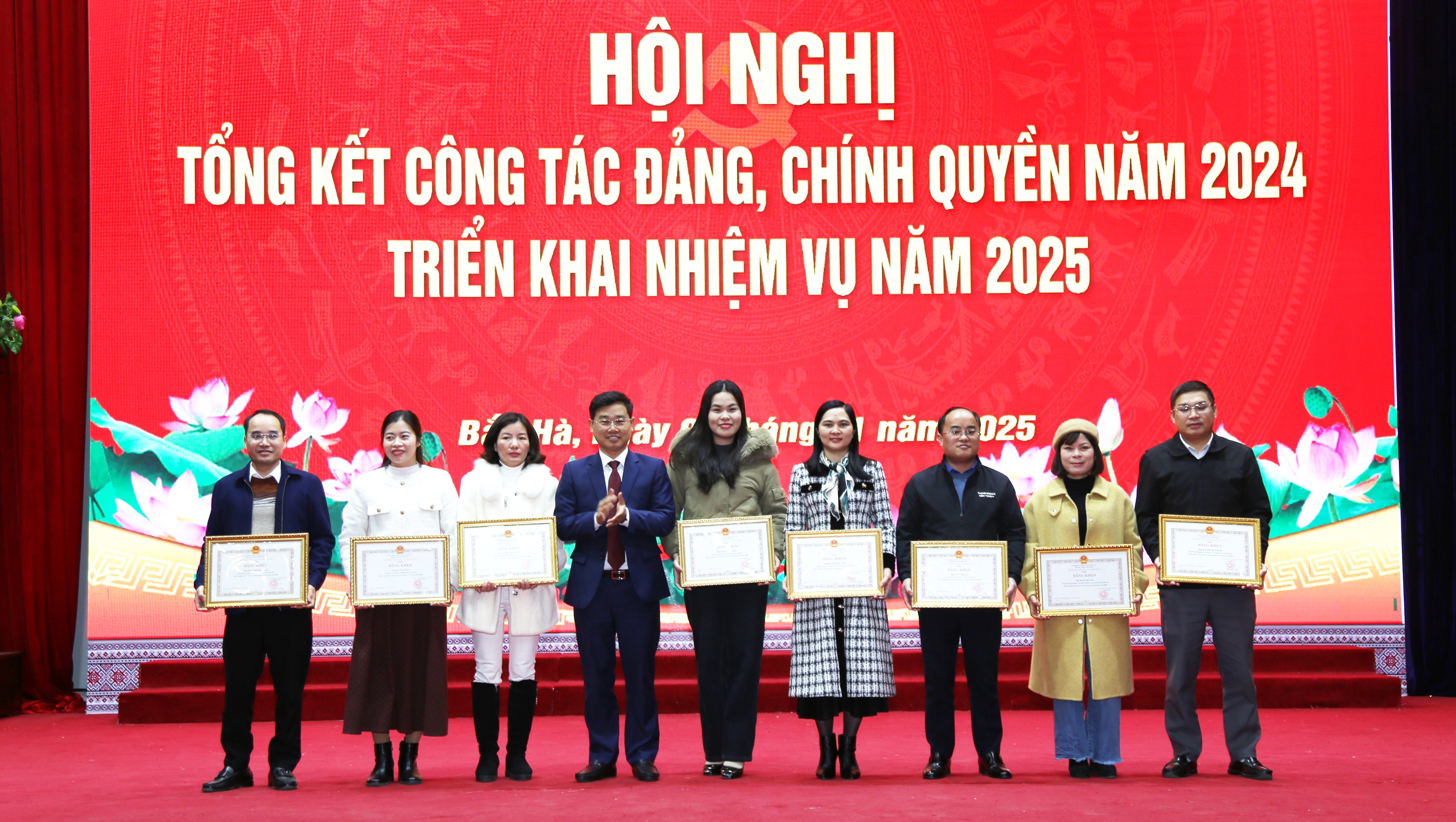 Trao Bằng khen của Chủ tịch UBND tỉnh cho các tập thể, cá nhân. b33333.jpg