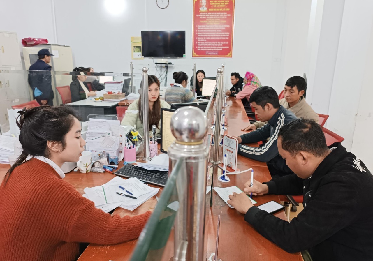 Hoạt động giao dịch tại Agribank Chi nhánh Sa Pa. a3.jpg