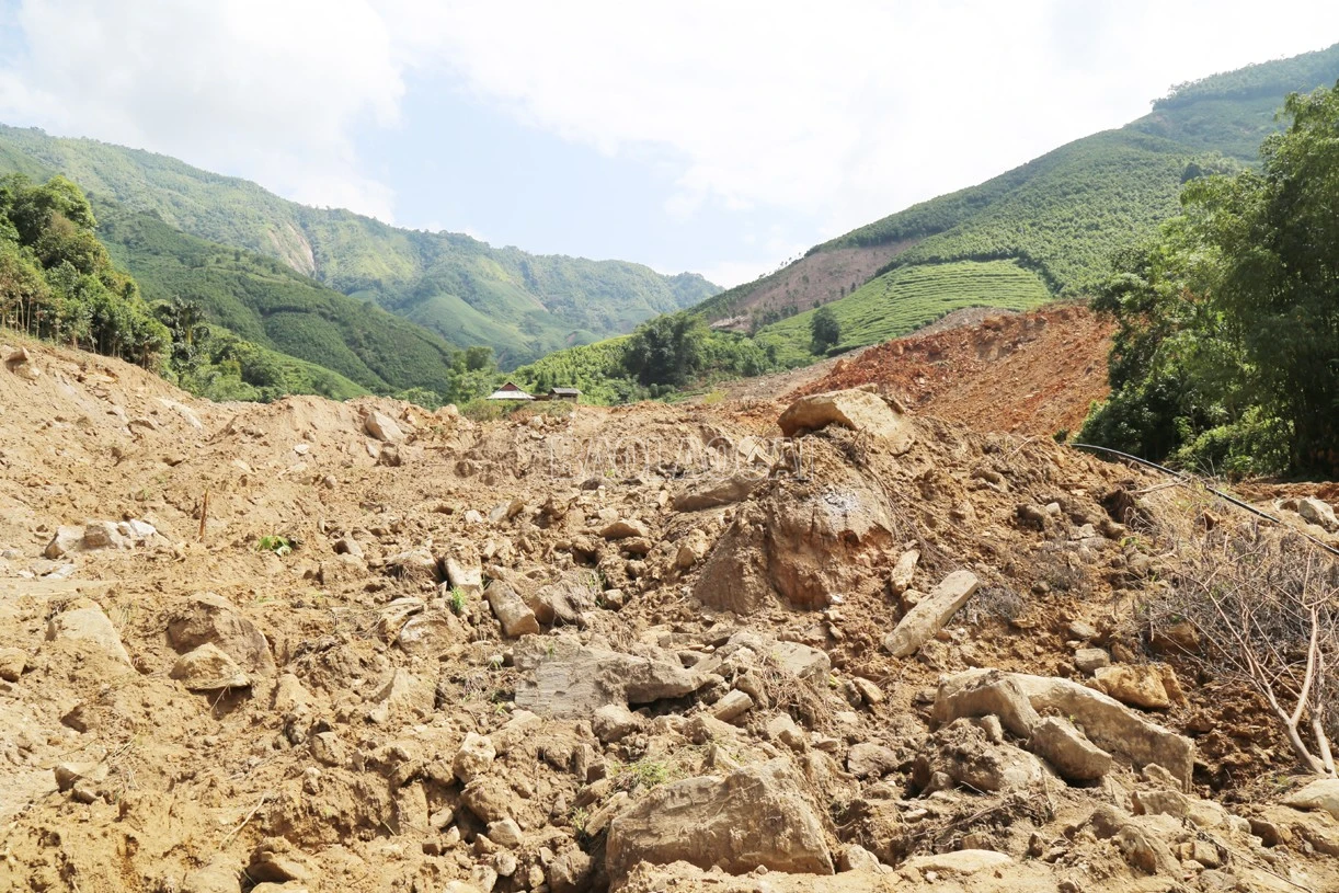 Tại hiện trường tìm kiếm, nhiều vị trí đất đá chồng cao vài mét.