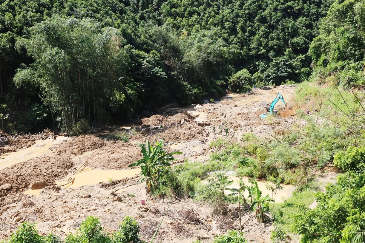 Lực lượng chức năng chia làm 2 khu vực tìm kiếm gồm khu vục xung quanh các hộ có nhà bị vùi lấp và vị trí phía dưới khu vực sạt lở đất.