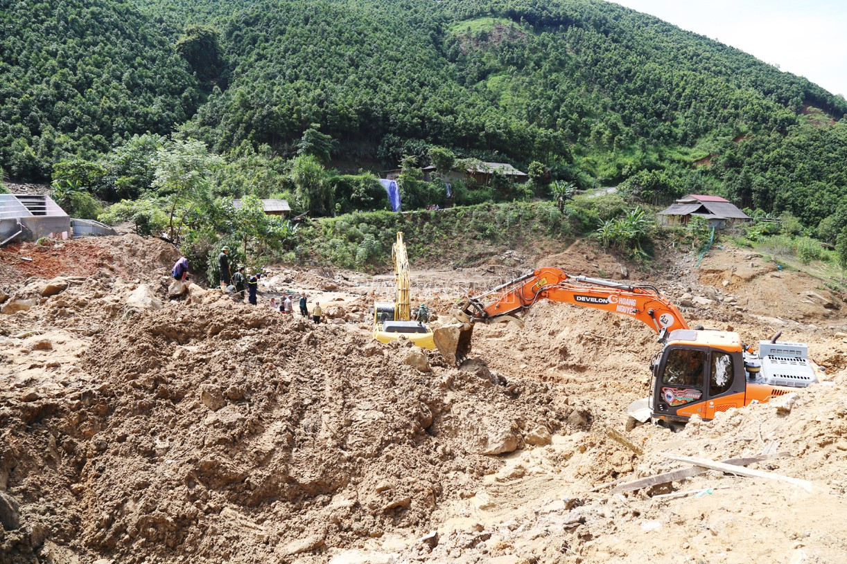 Các máy xúc đã phải làm việc tối đa công suất bới, gạt lần lượt từng vị trí. TC.jpg