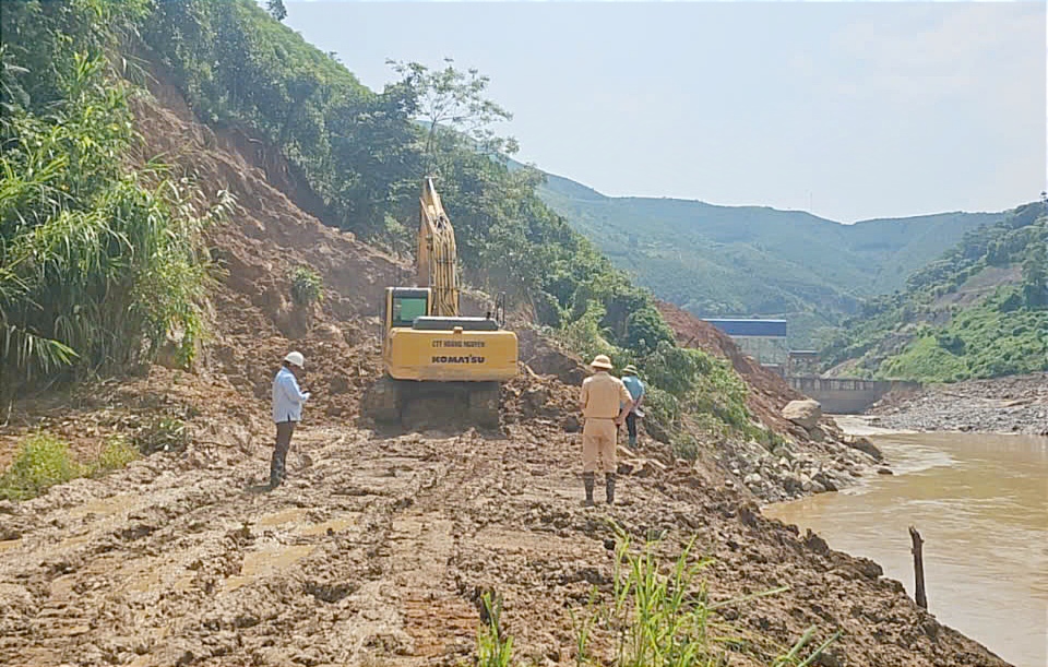 Khắc phục sạt lở đất đưa máy vào Khu Nhà điều hành Thủy điện Đông Nam Á - Nậm Lúc. C7.jpg