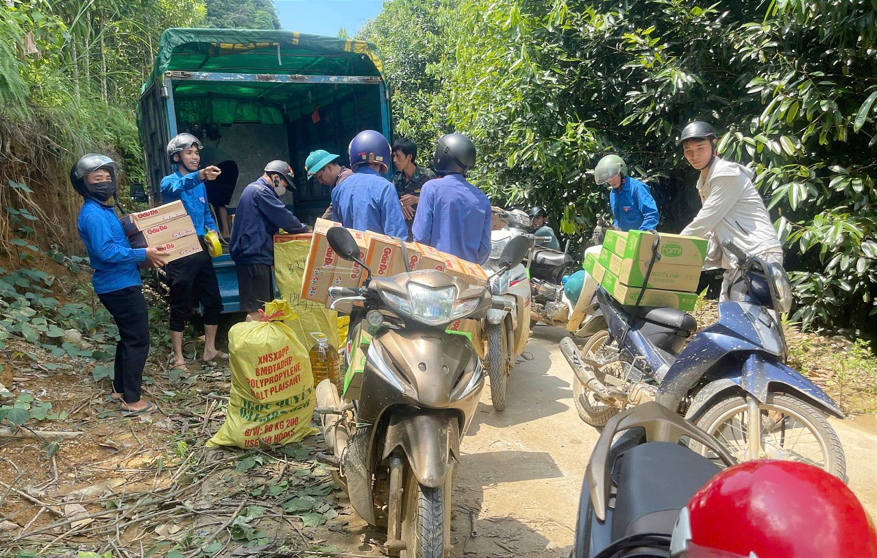 Hàng hóa tiếp nhận được đội tình nguyện đưa đến tận tay người dân vùng thiên tai, nơi bị cô lập. N4.jpg