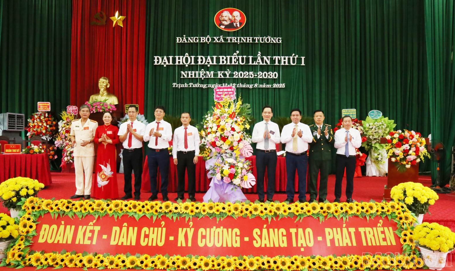 Đồng chí Phí Công Hoan - Tỉnh ủy viên, Giám đốc Sở Xây dựng tỉnh Lào Cai tặng lẵng hoa chúc mừng Đại hội. baolaocai-br_bx1.jpg