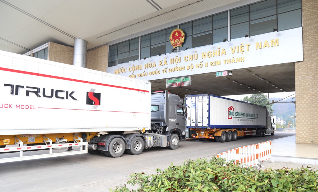 Mỗi ngày có khoảng 600 - 700 tấn quả tươi được xuất khẩu sang Trung Quốc thông qua Cửa khẩu Kim Thành. ch1.jpg