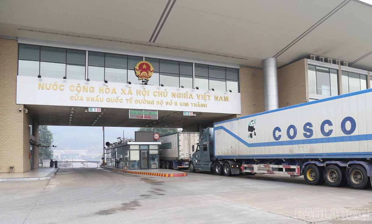 Thu từ hoạt động xuất - nhập khẩu đạt 975 tỷ đồng. baolaocai-br_h2.jpg