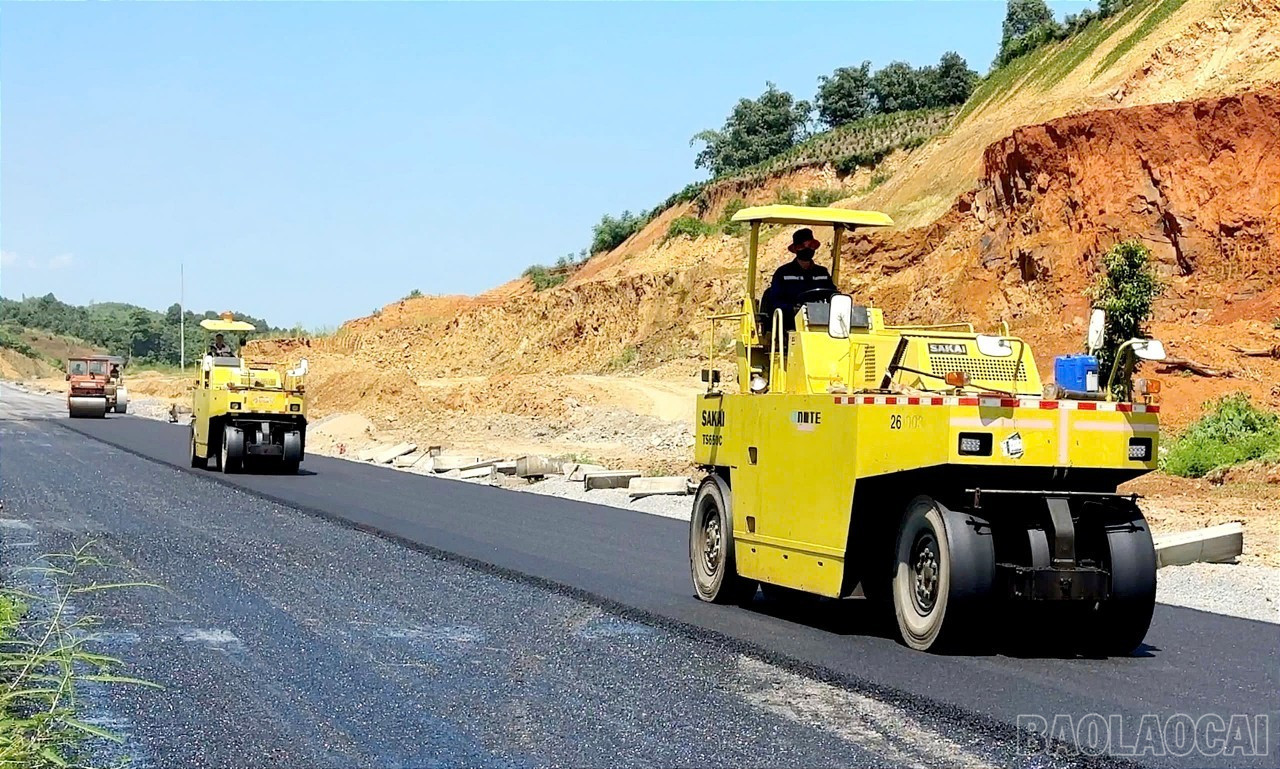 Các nhà thầu tập trung nhân lực, vật lực đẩy nhanh tiến độ thi công các công trình giao thông trọng điểm. baolaocai-br_d3.jpg