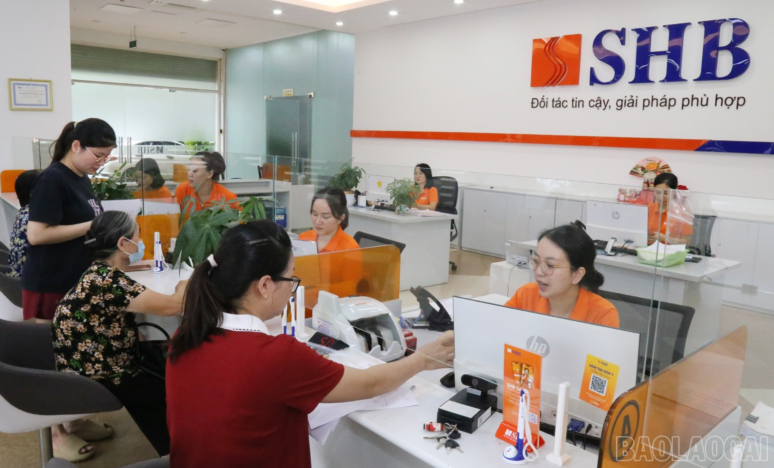 Khách hàng đến giao dịch tại Chi nhánh SHB Lào Cai. baolaocai-br_m3.jpg