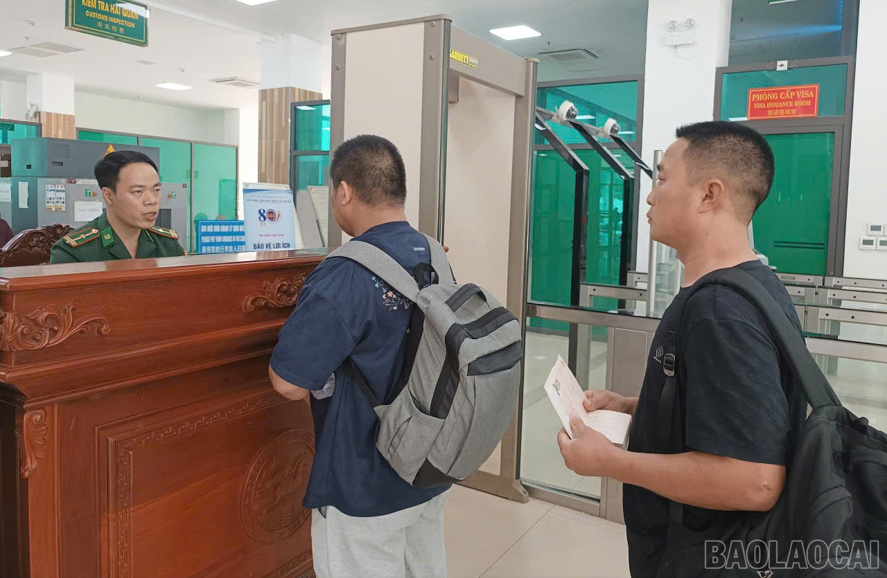 Khách du lịch làm thủ tục xuất -nhập cảnh. baolaocai-br_a2.jpg