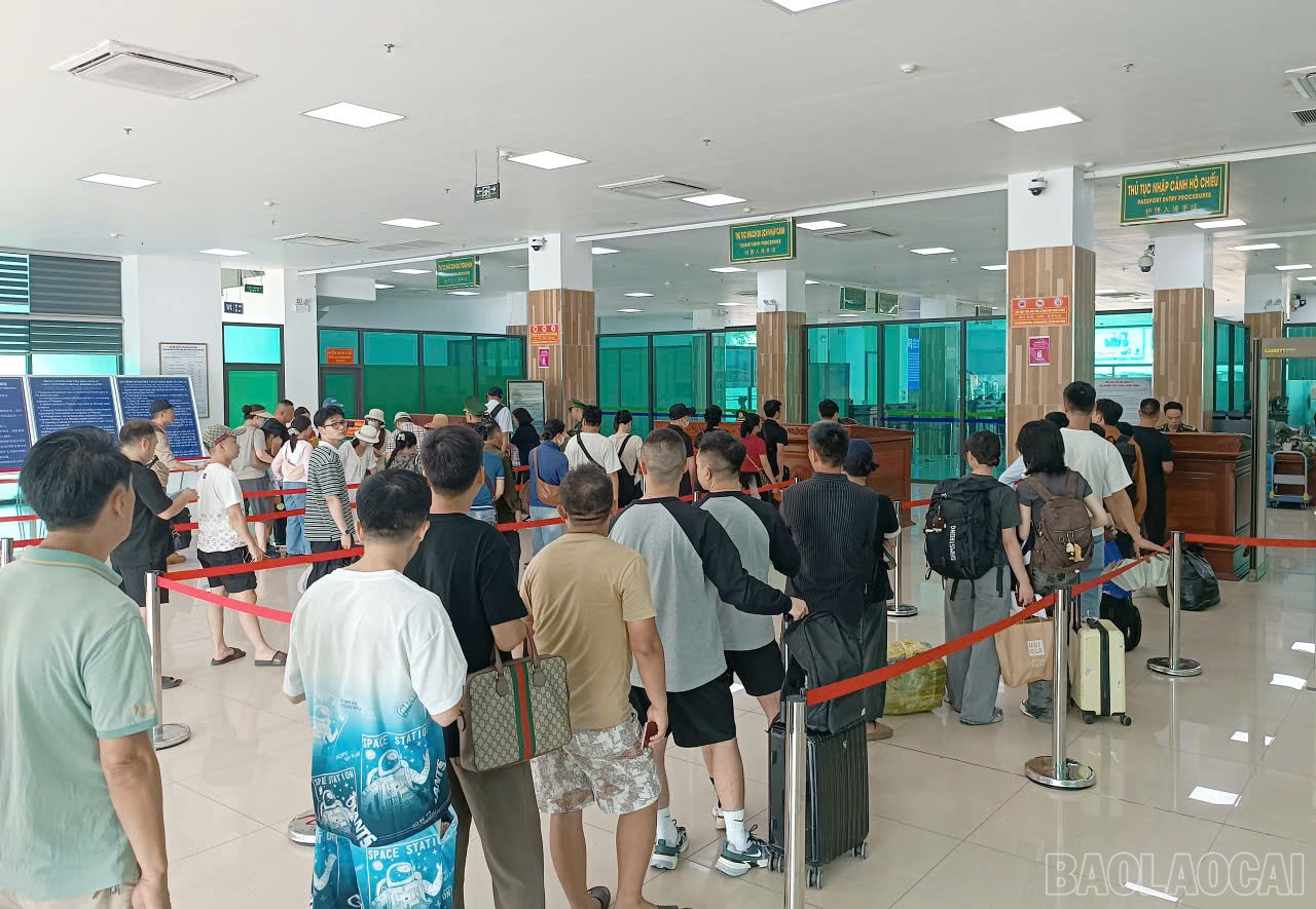 Người dân và khách du lịch xếp hàng làm thủ tục nhập cảnh. baolaocai-br_a3.jpg