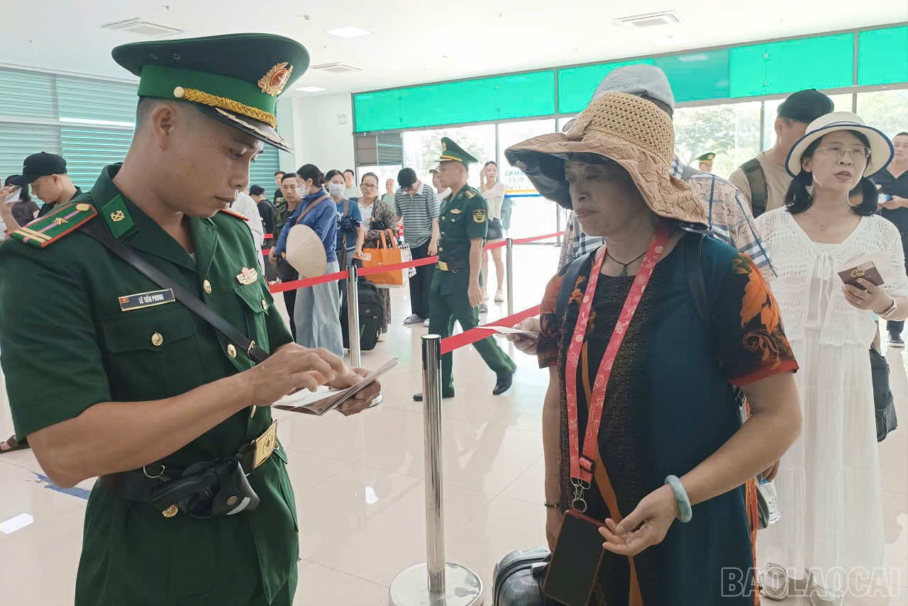 Hướng dẫn người dân làm thủ tục xuất - nhập cảnh. baolaocai-br_a1.jpg