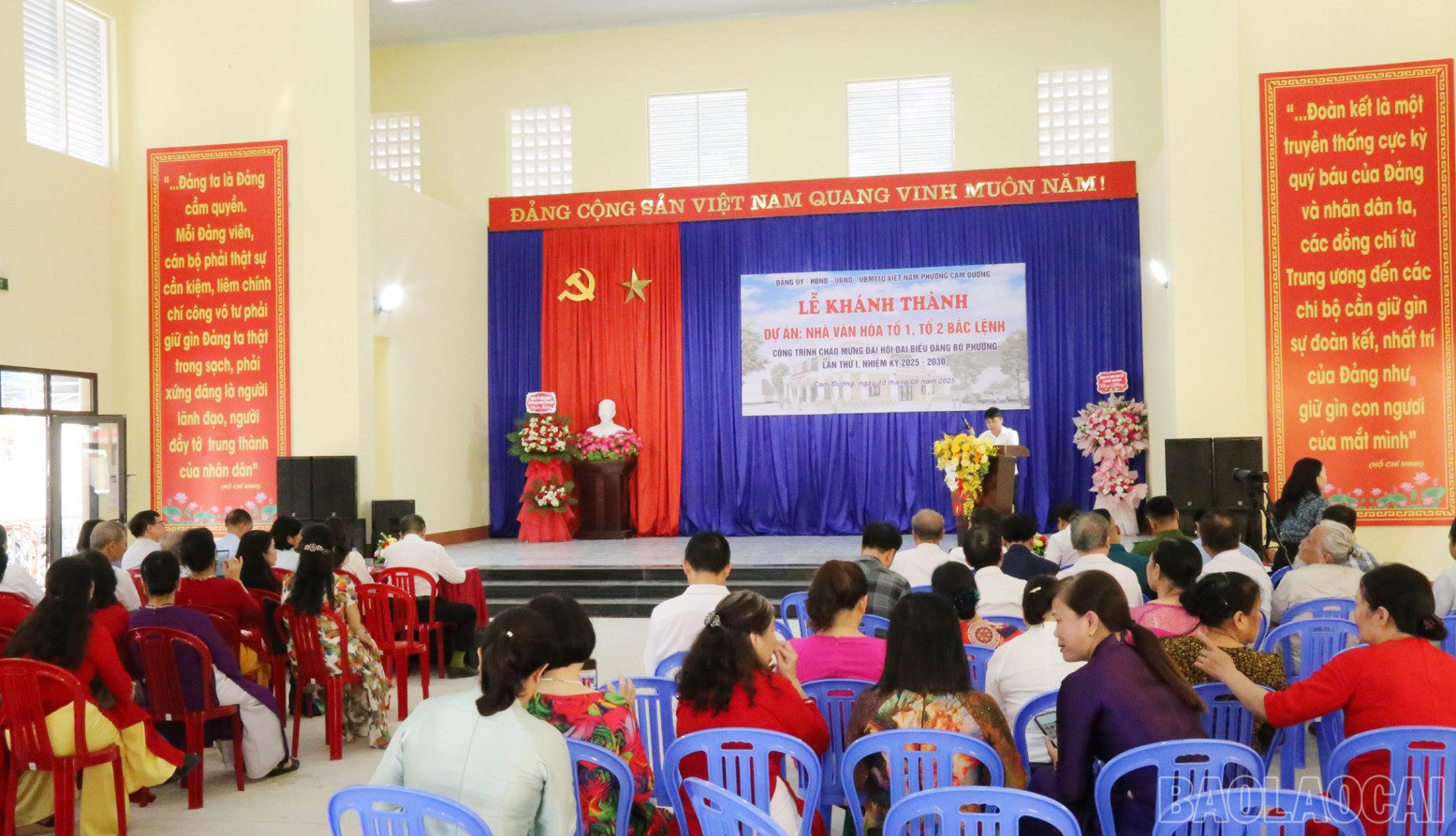 Các đại biểu và đông đảo Nhân dân dự lễ cắt băng khánh thành nhà văn hóa. baolaocai-br_bl5.jpg