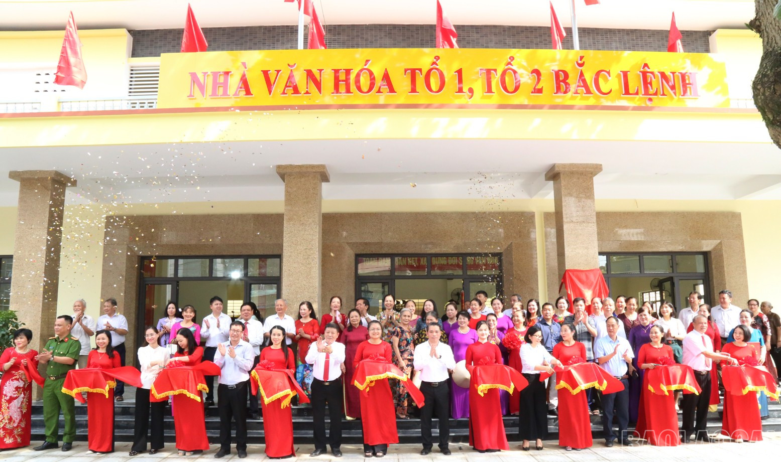 Các đại biểu cắt băng khánh thành Nhà văn hóa tổ 1, tổ 2 Bắc Lệnh, phường Cam Đường. baolaocai-br_bl3.jpg