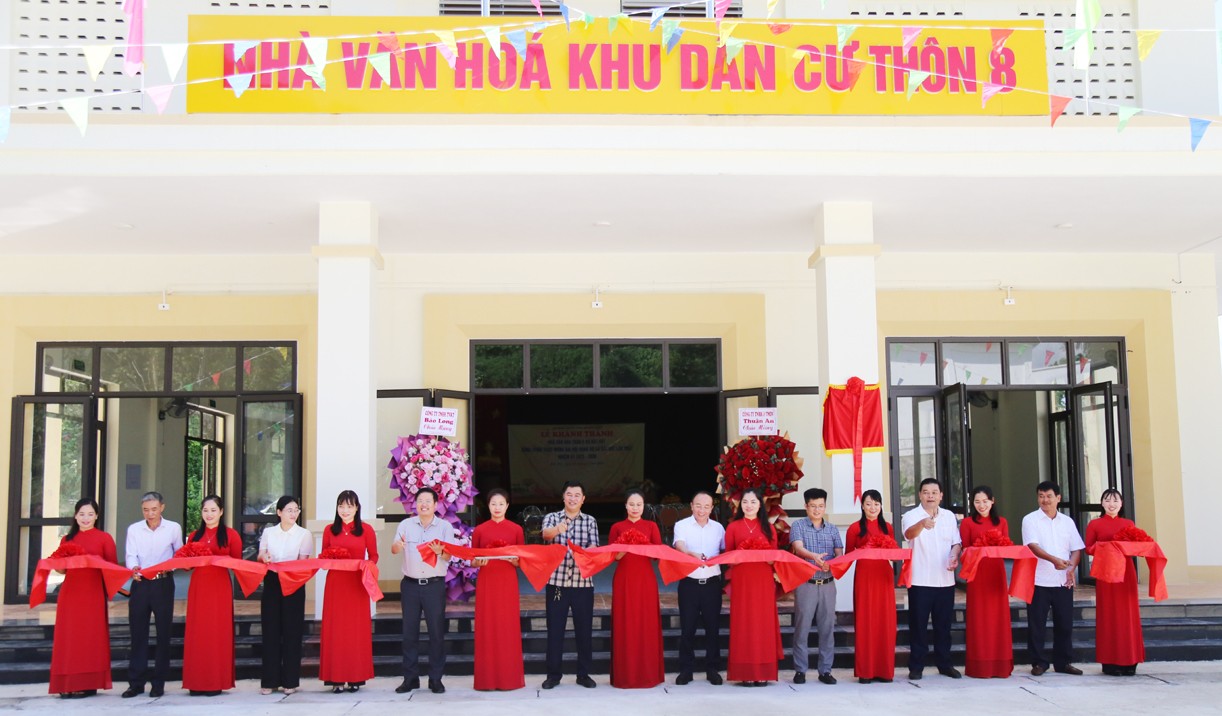Các đại biểu cắt băng khánh thành Nhà văn hóa tổ 8, xã Bát Xát. b2.jpg