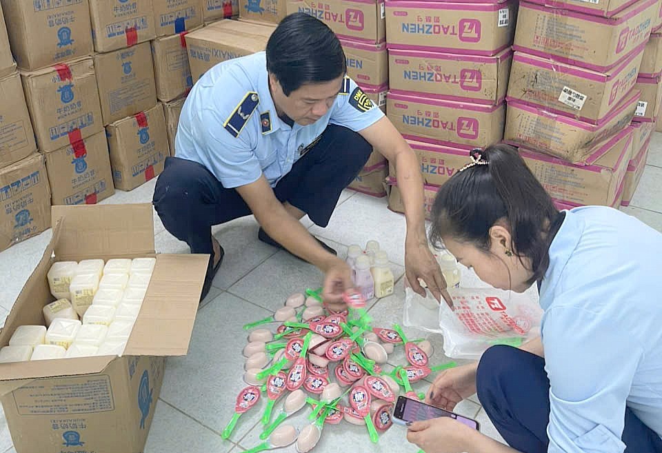 Lực lượng quản lý thị trường kiểm tra lô hàng thực phẩm không rõ nguồn gốc. v4.jpg