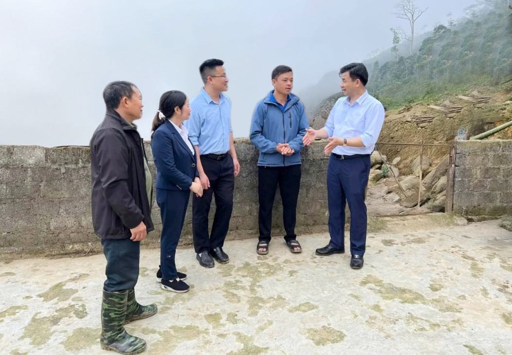 Ông Đoàn Ngọc Tuyến - Bí thư Đảng ủy, Chủ tịch HĐND xã Hợp Thành trò chuyện với người dân ở thôn vùng cao của xã. a.jpg