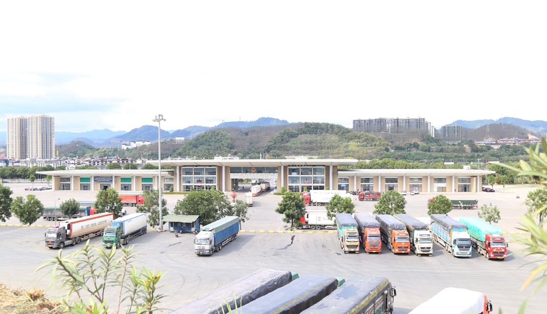 Dù dịp nghỉ lễ 2/9 năm nay kéo dài 4 ngày nhưng hoạt động xuất - nhập khẩu hàng hóa tại Cửa khẩu Quốc tế đường bộ số II Kim Thành vẫn diễn ra hết sức nhộn nhịp và sôi động, với trên 500 lượt xe làm thủ tục thông quan mỗi ngày. k.jpg