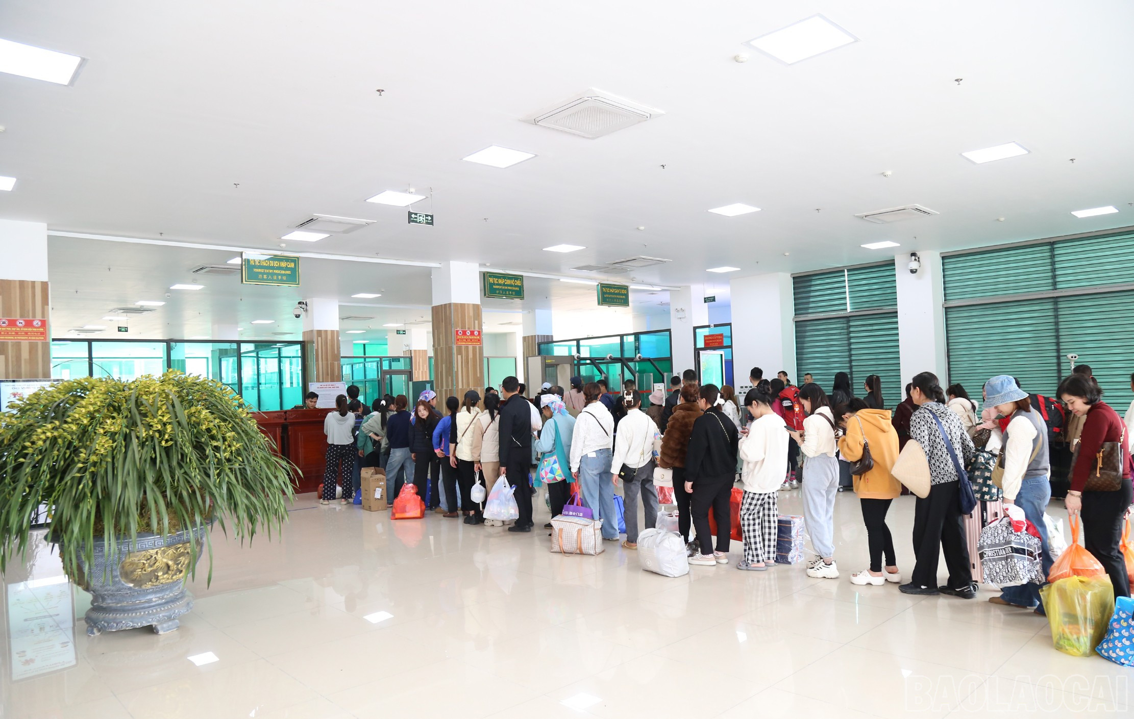 Mỗi ngày có khoảng 3.000 đến 4.000 người dân và du khách xuất - nhập cảnh qua Cửa khẩu Quốc tế Lào Cai. baolaocai-br_c5.jpg