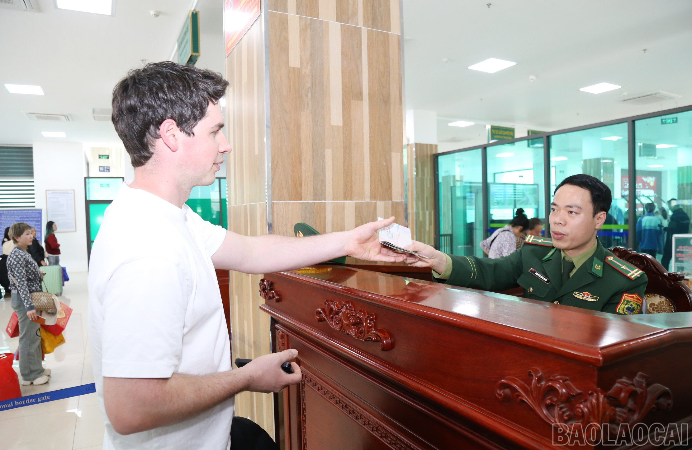 Khách du lịch làm thủ tục nhập cảnh. baolaocai-br_c1.jpg