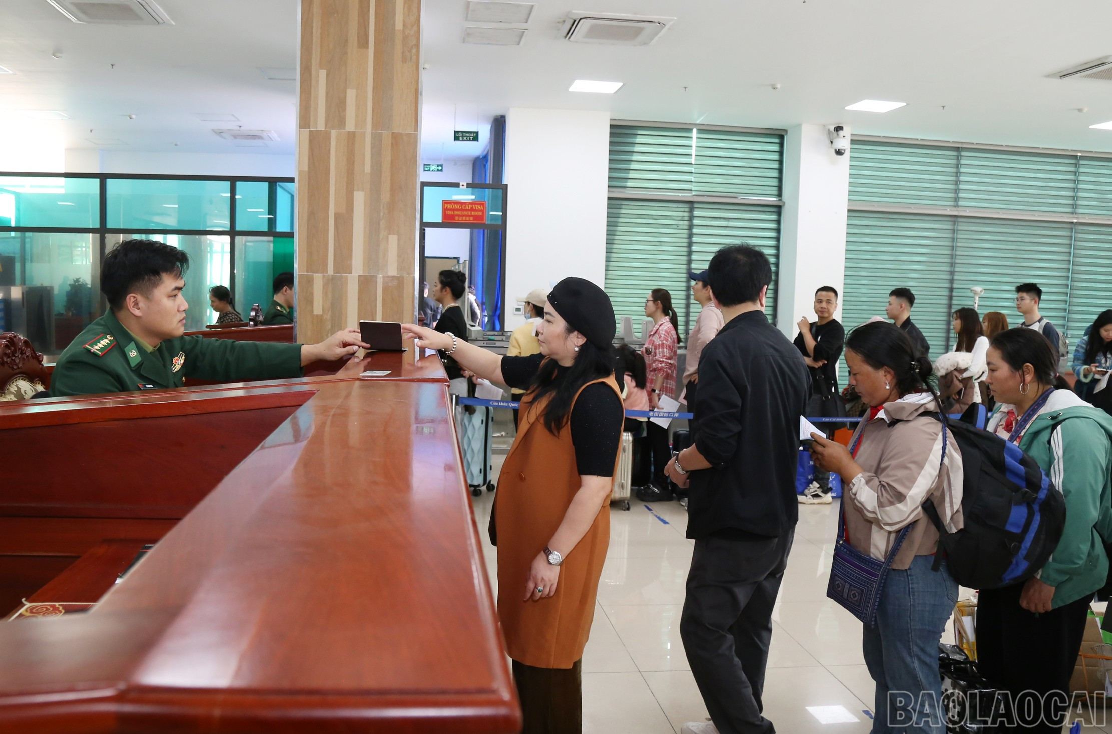 Làm thủ tục xuất - nhập cảnh cho người dân và khách du lịch. baolaocai-br_c6.jpg