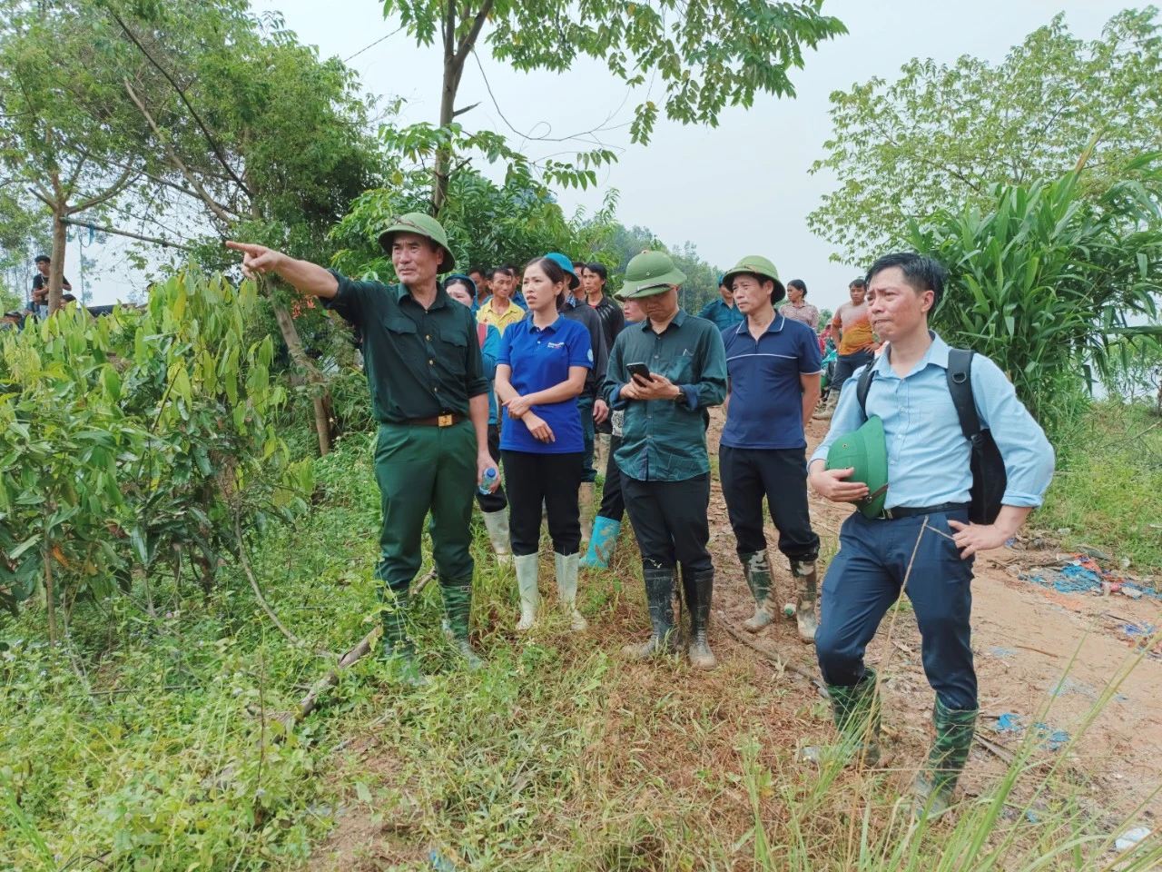 Lãnh đạo tỉnh vượt suối, băng rừng để đến vùng cô lập Nậm Tông chỉ đạo công tác khắc phục hậu quả sạt lở đất và tìm kiếm những nạn nhân mất tích.