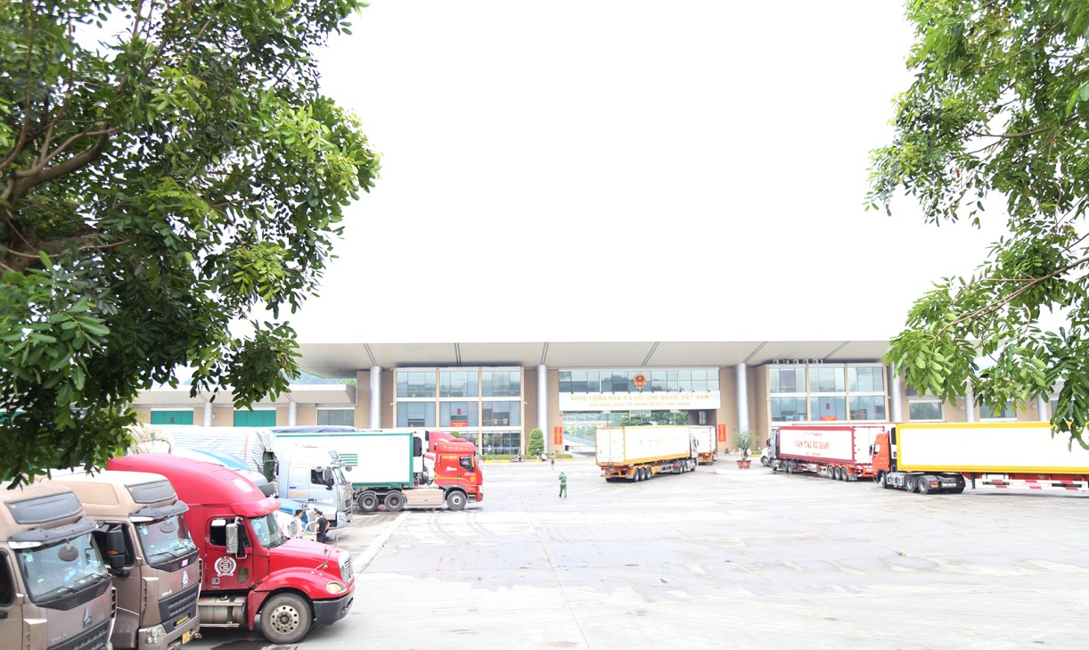 Hoạt động xuất - nhập khẩu qua Cửa khẩu Kim Thành. h2.jpg