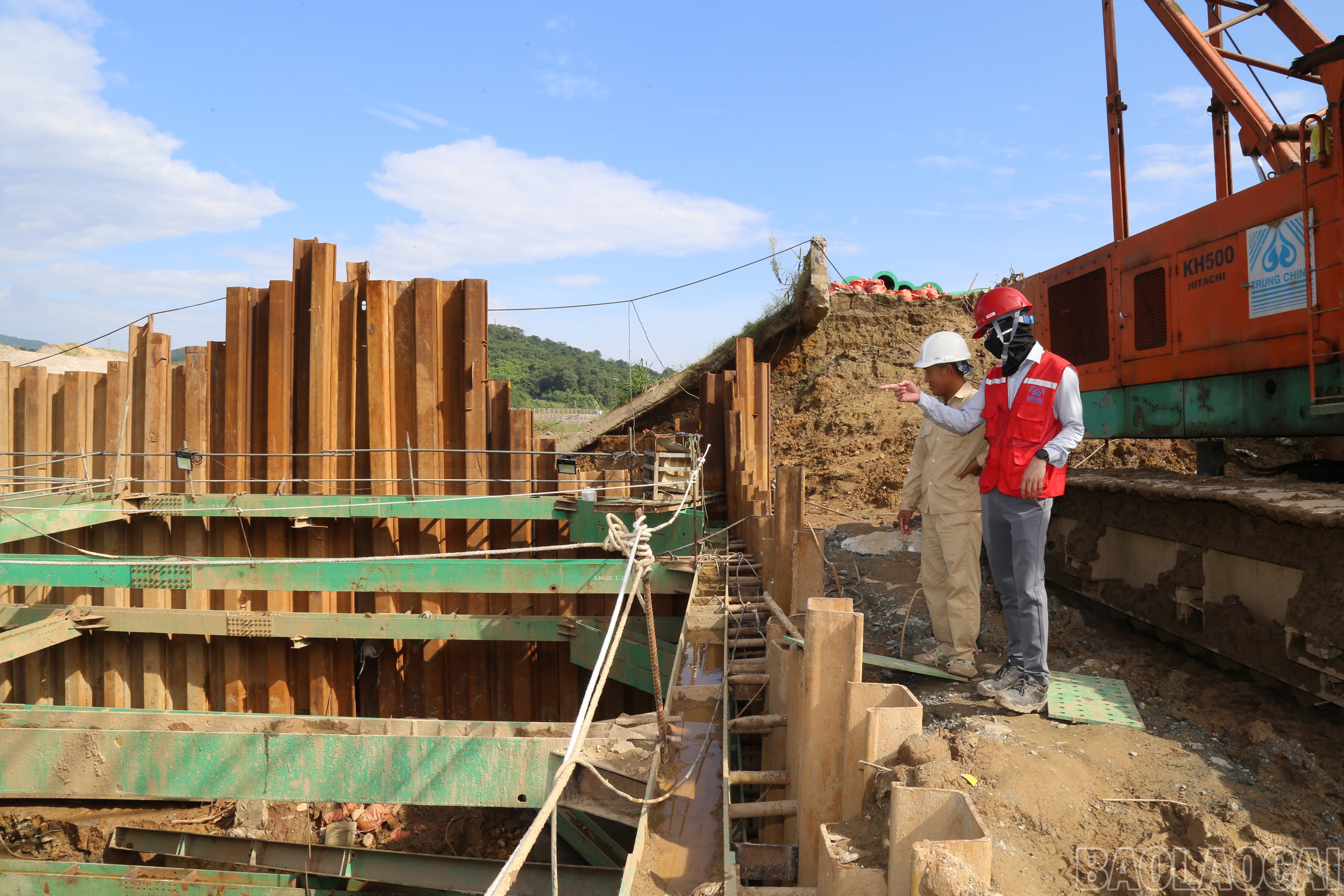 Nhà thầu đang tập trung thi công thân trụ T8. baolaocai-br_img-2018.jpg