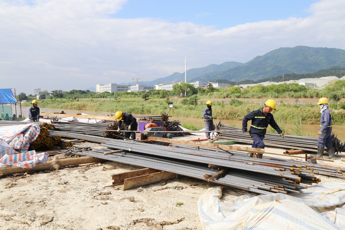 Không khí thi công rộn ràng và khẩn trương. baolaocai-br_c12.jpg