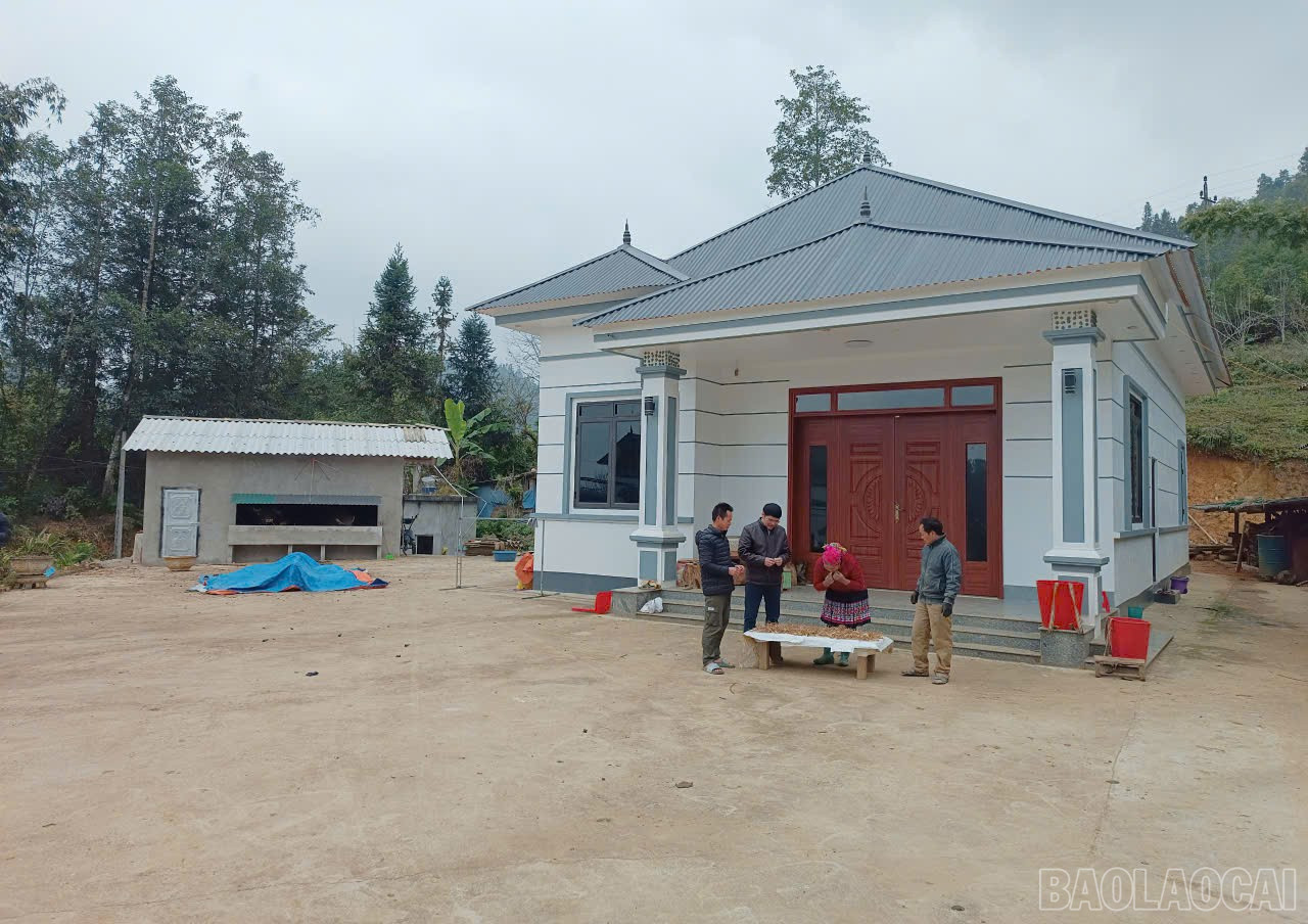 Bayan Tráng Thị Gánh'ın ailesinin geniş evi, Lả Gì Thàng köyü, Lùng Phình komünü. baolaocai-br_z7314974328417-873e7da52772c8c80214d135afc14469.jpg