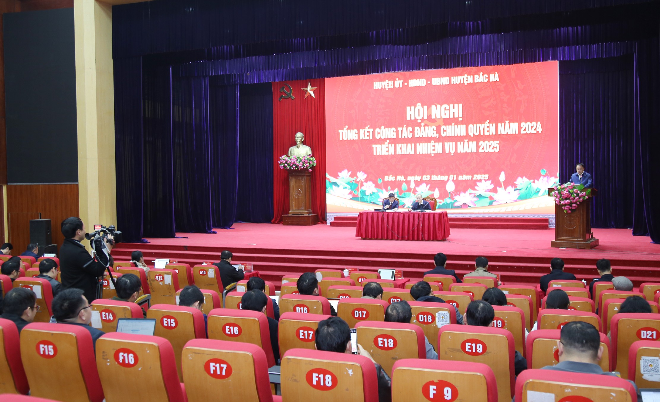 Các đại biểu sôi nổi thảo luận. b9.jpg