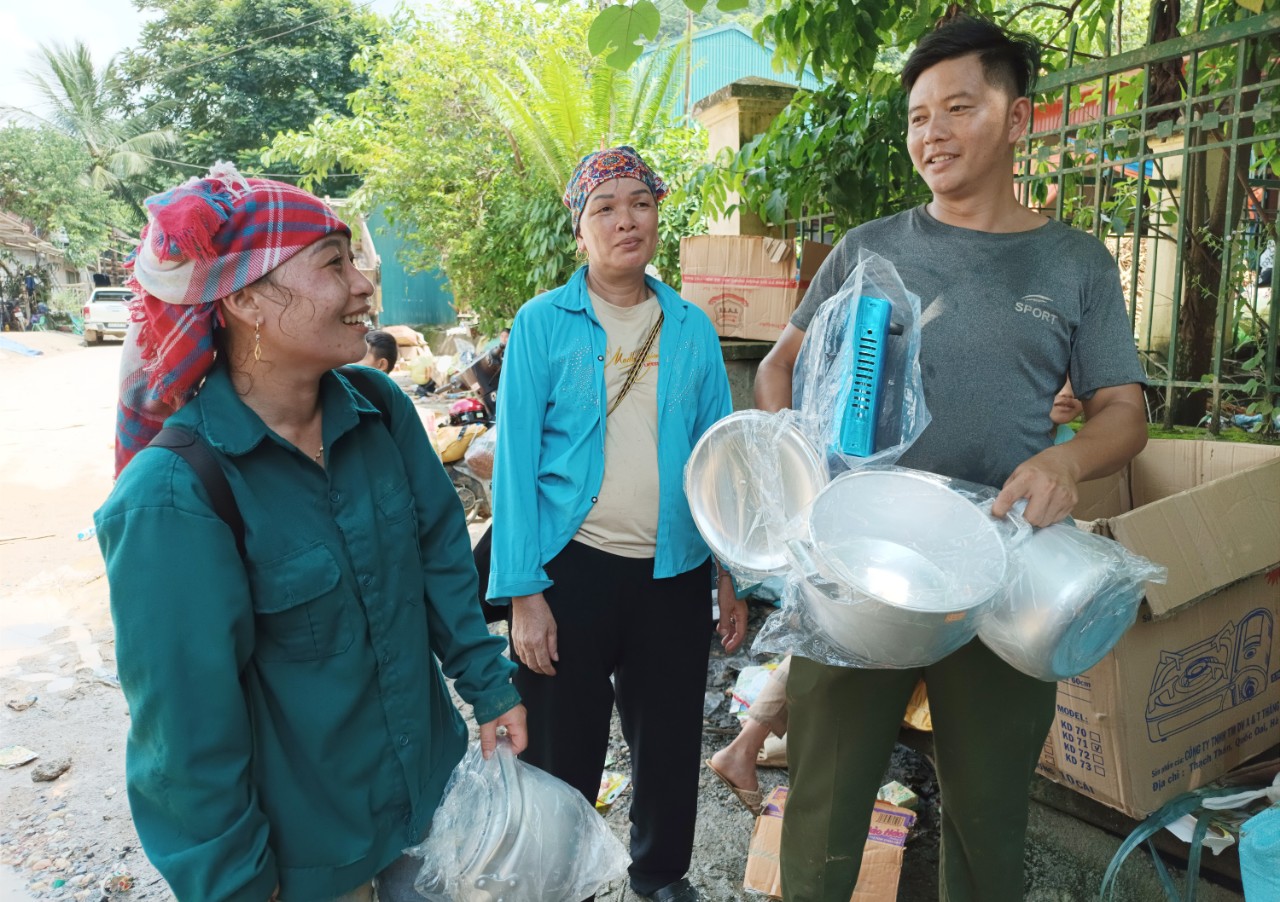 Người dân được hỗ trợ nhu yếu phẩm và đồ dùng thiết yếu. B1.jpg