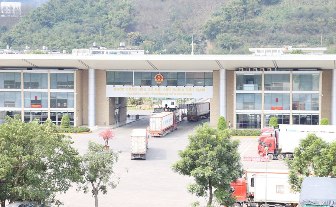 Thu từ hoạt động xuất - nhập khẩu giảm so với cùng kỳ năm 2024. baolaocai-c_lc.jpg