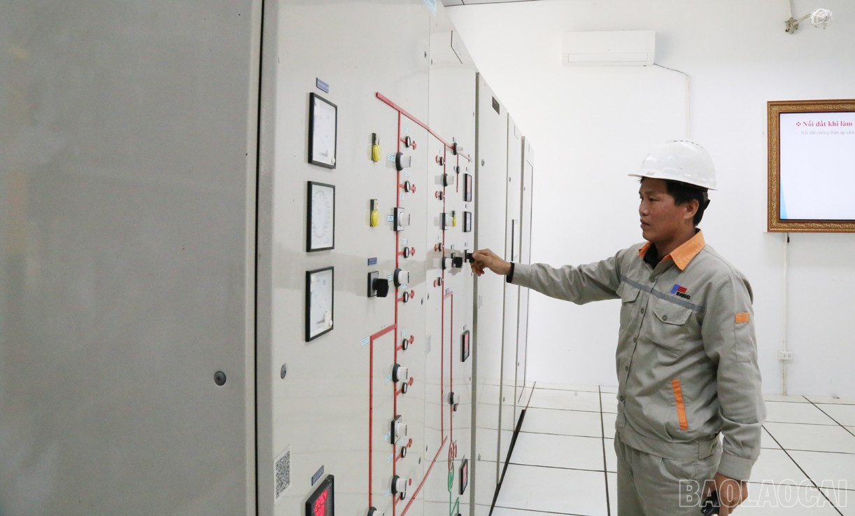 Nhà máy Thủy điện Bắc Hà vận hành thiết bị đưa điện lên lưới.