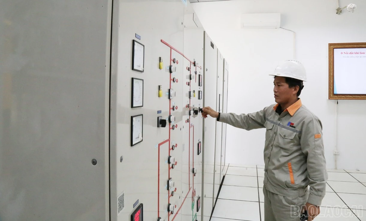 Nhà máy Thủy điện Bắc Hà vận hành thiết bị đưa điện lên lưới.