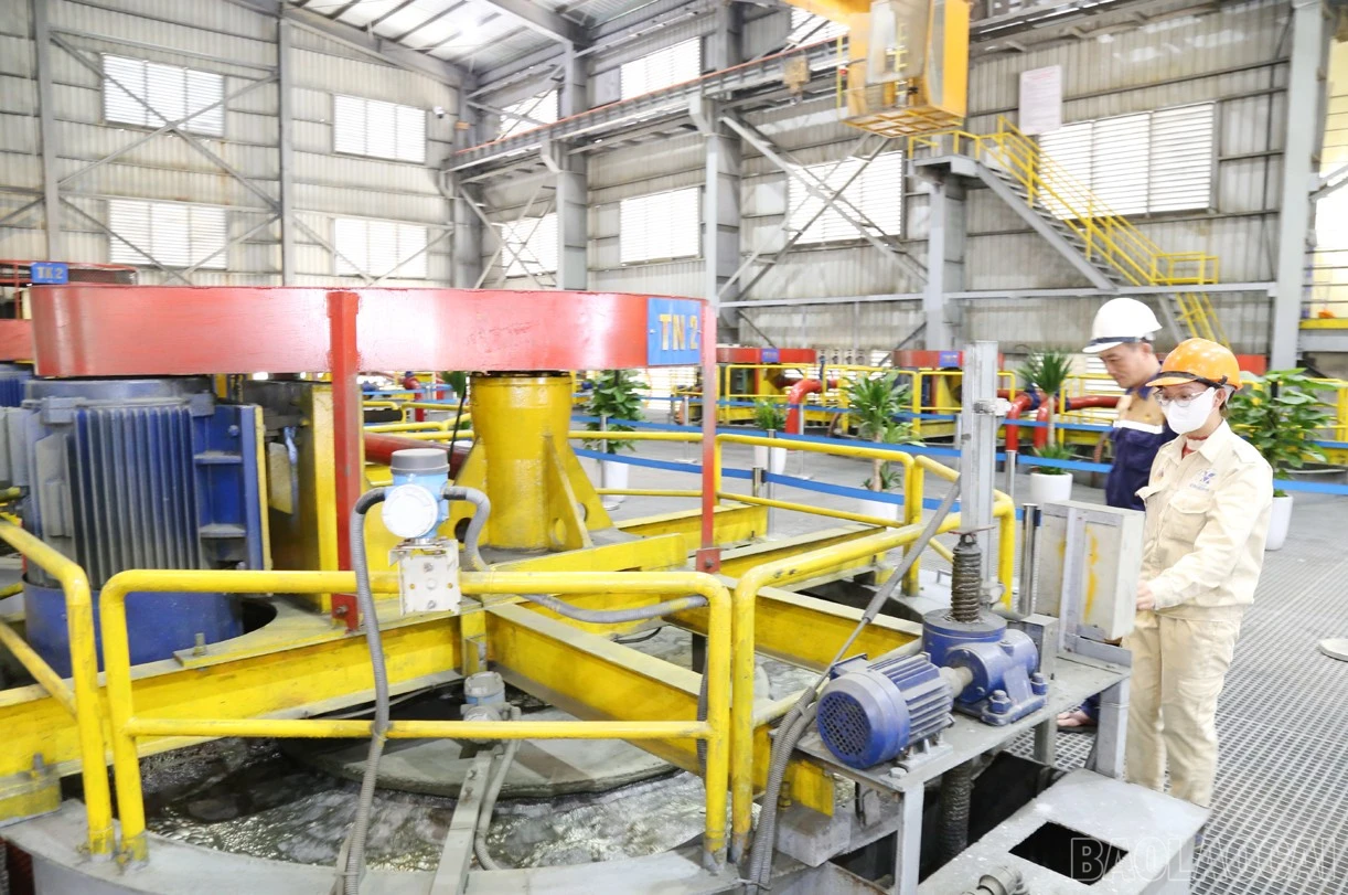 Công nhân Nhà máy Tuyển đồng Tả Phời vận hành thiết bị.