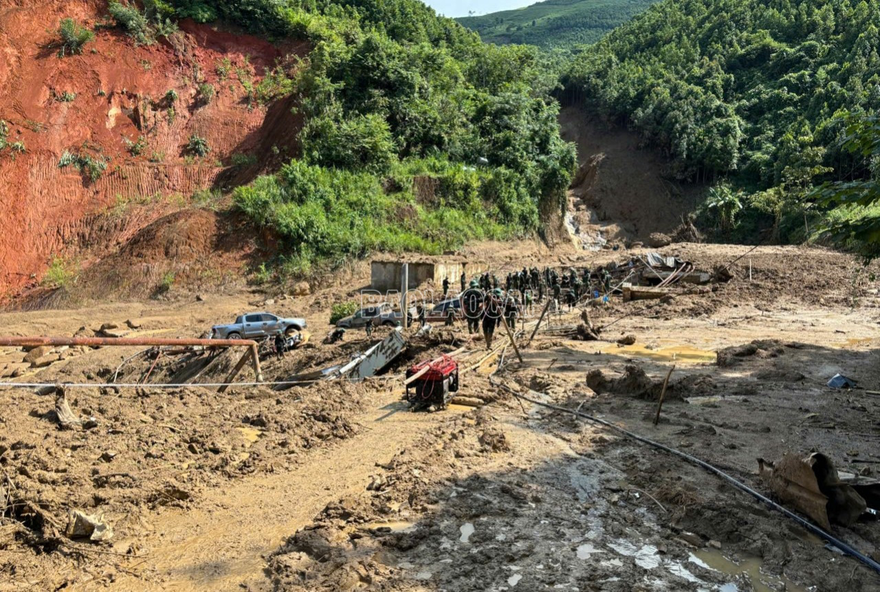 Khung cảnh hoang tàn do sạt lở đất. B2.jpg