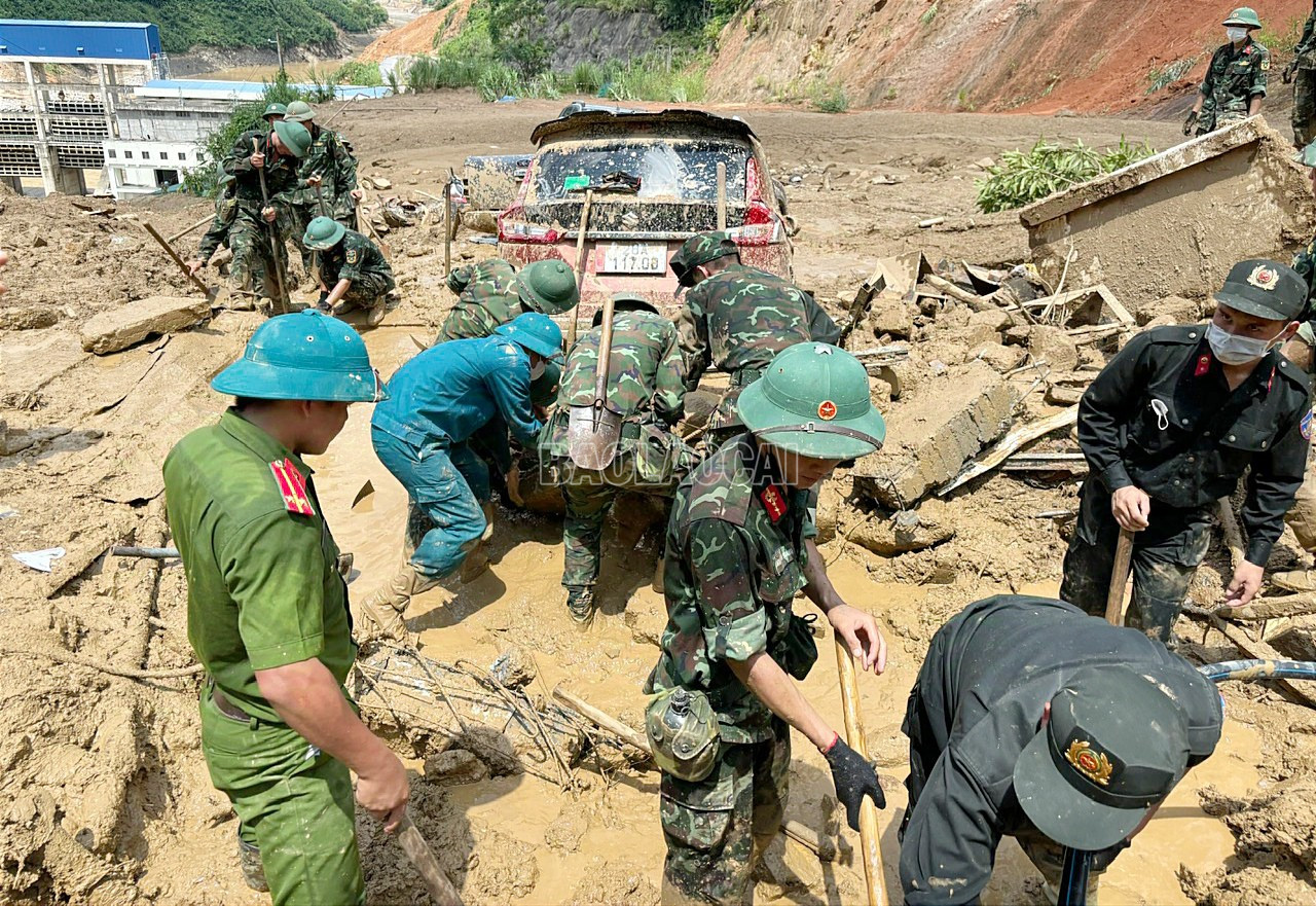 Các lực lượng hiệp đồng thực hiện tìm kiếm người mất tích tại Khu Nhà điều hành Thủy điện Đông Nam Á - Nậm Lúc. B9.jpg
