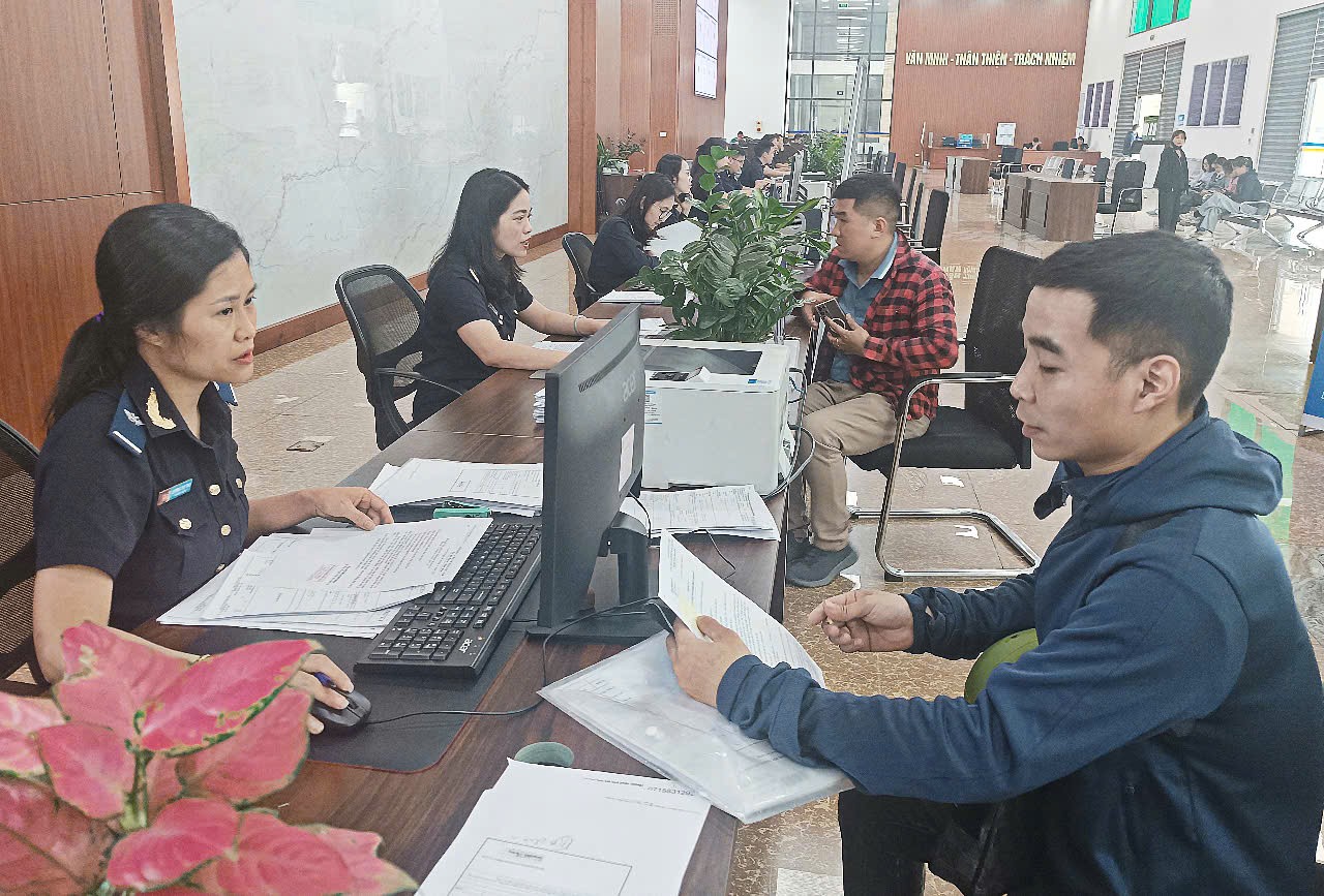 Doanh nghiệp làm thủ tục thông quan hàng hóa. q.jpg