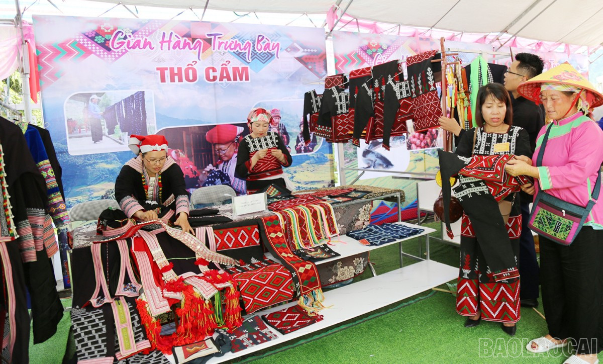 Lokale bønder er aktivt involvert i å bevare og utvikle det tradisjonelle brokadevevehåndverket. baolaocai-br_nd15.jpg