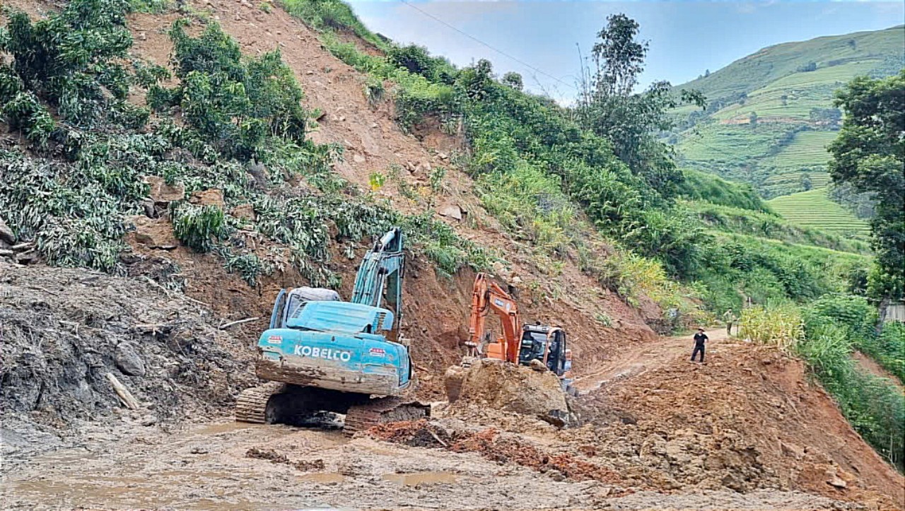 Tập trung khắc phục sự cố giao thông đến thôn. B11.jpg