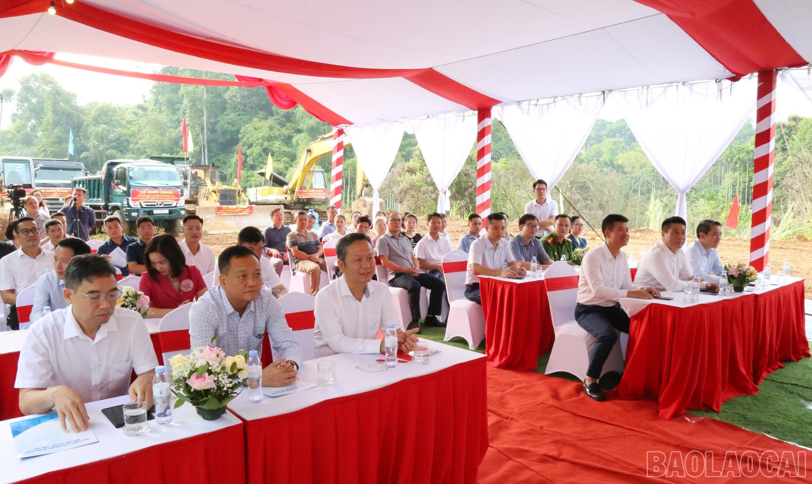 Dự lễ khởi công có đại diện Sở Xây dựng tỉnh Lào Cai, lãnh đạo phường Lào Cai, phường Cam Đường và đông đảo Nhân dân địa phương. baolaocai-br_a6.jpg