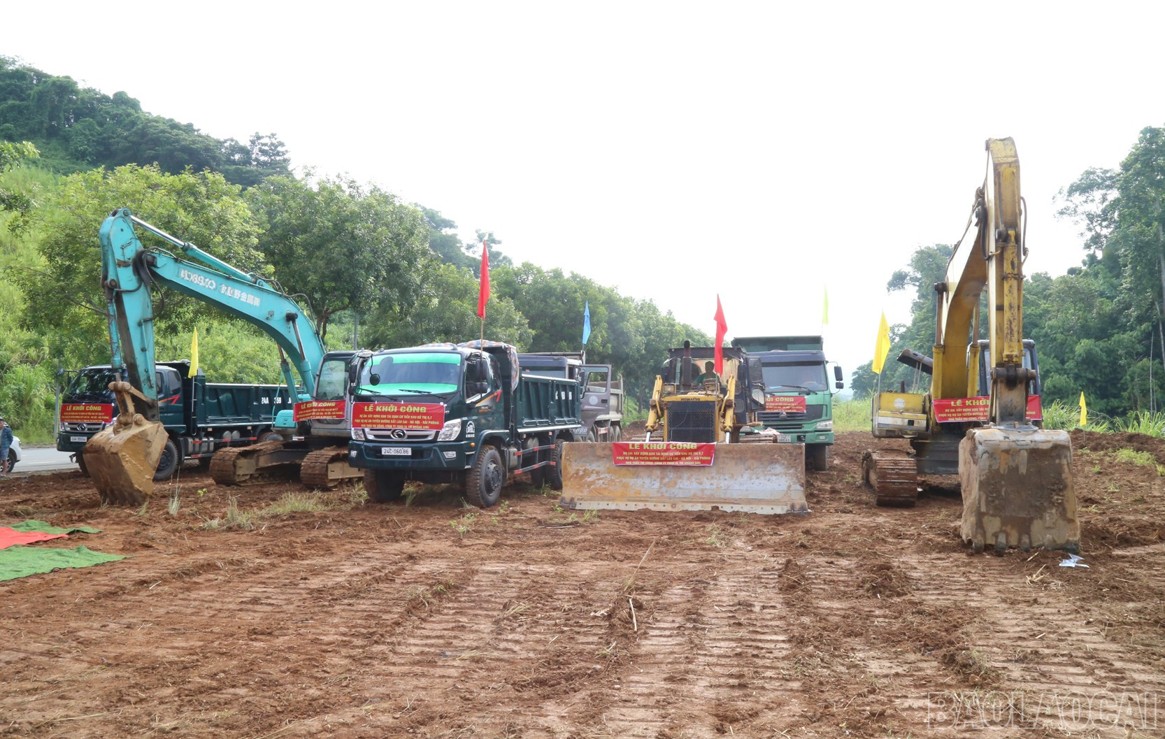 Ngay sau nghi thức động thổ, máy móc thiết bị tiến hành thi công dự án. baolaocai-br_a7.jpg