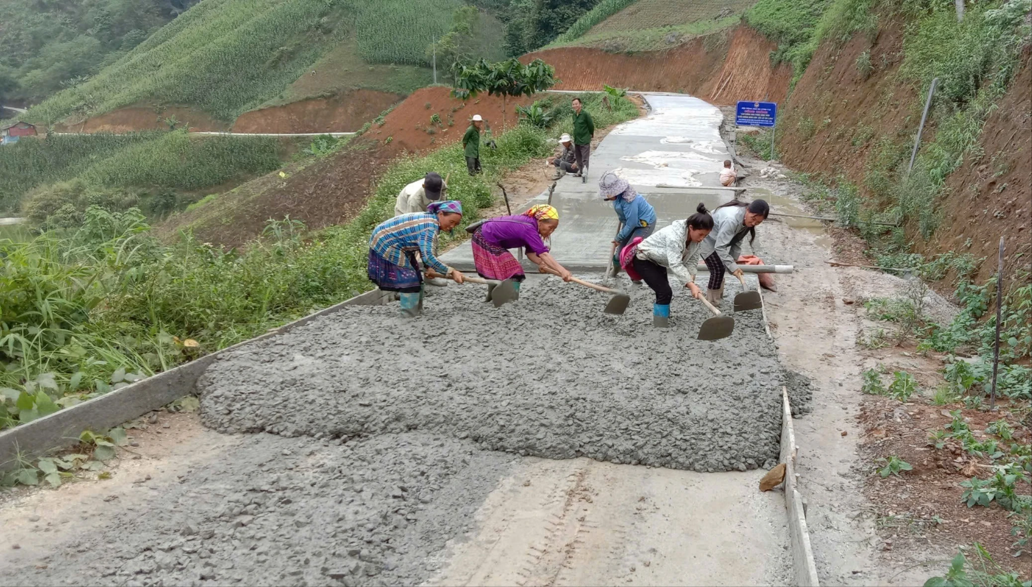 hoi-vien-tham-gia-xay-dung-ntm-tai-thon-na-lang-7942.jpg
