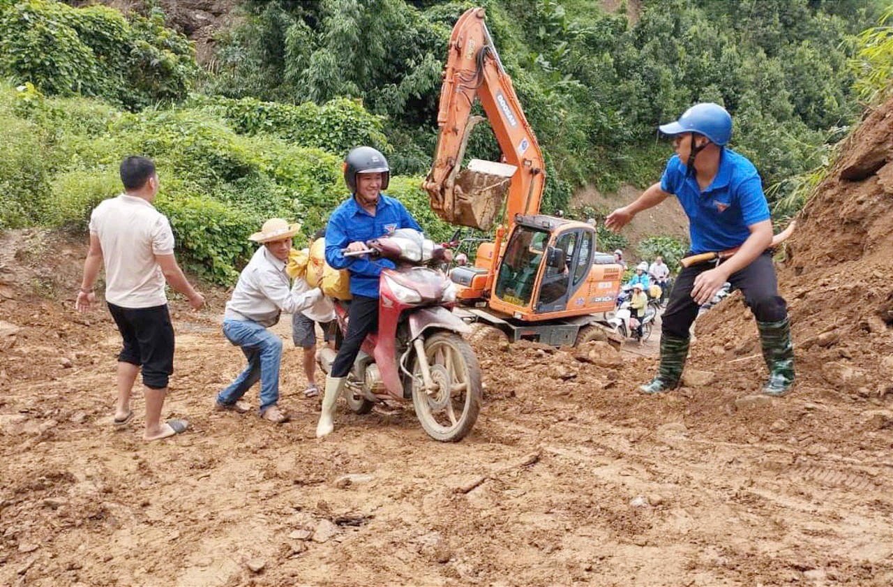 Đưa hàng hỗ trợ lên các thôn vùng cao. N12.jpg